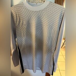 Nike Light Gray & White Patterned Athletic top. NWT